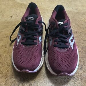 Saucony Women’s Triumph 20 running shoes.  Size 6.5
